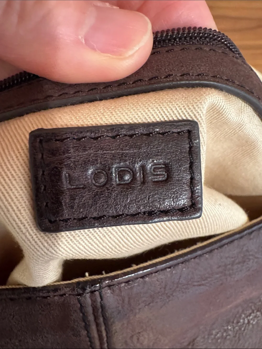 Lodis men messenger